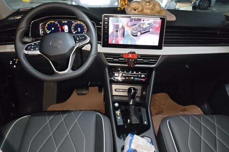 Used Volkswagen Tiguan L 2025 Model, Outstanding Version, 300TSI Automatic Two-Wheel Drive Longteng Edition Center Console