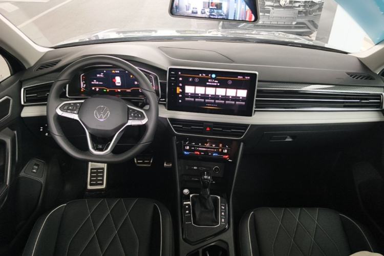 Used Volkswagen Tiguan L 2025 Model Outstanding Version 330TSI Automatic Two-Wheel Drive R-Line Longyao Edition Center Console