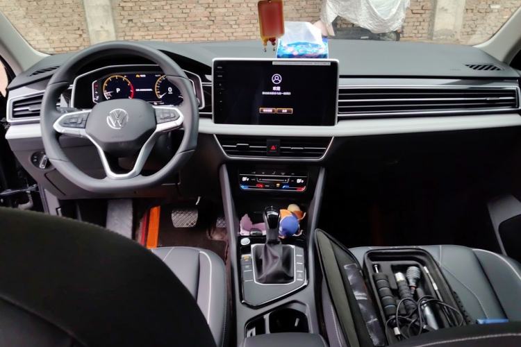 Used Volkswagen Tiguan L 2025 Model, Outstanding Version, 300TSI Automatic Two-Wheel Drive Longteng Edition Center Console
