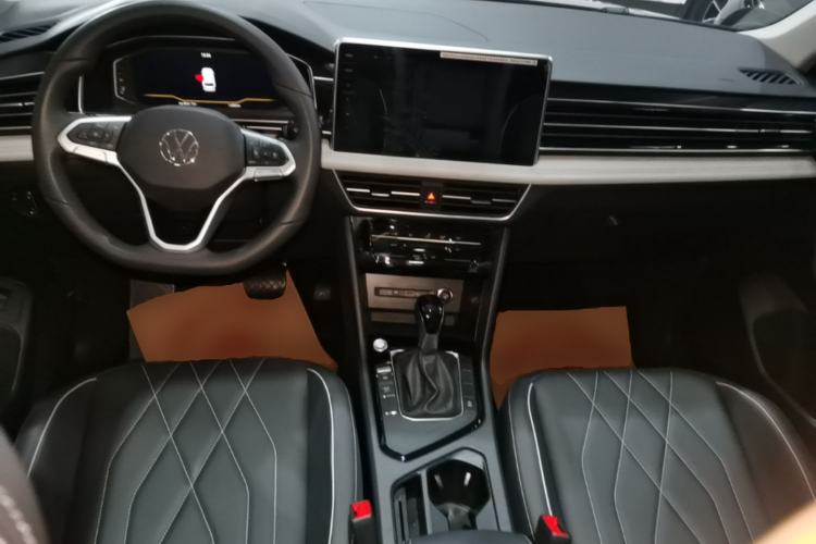 Used Volkswagen Tiguan L 2025 Model, Outstanding Version, 300TSI Automatic Two-Wheel Drive Longteng Edition Center Console