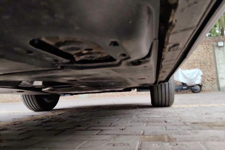 Used Volkswagen Tiguan L 2025 Model, Outstanding Version, 300TSI Automatic Two-Wheel Drive Longteng Edition Chassis Rear Right