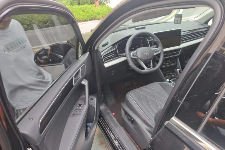Used Volkswagen Tiguan L 2025 Model, Outstanding Version, 300TSI Automatic Two-Wheel Drive Longteng Edition Driver Seat