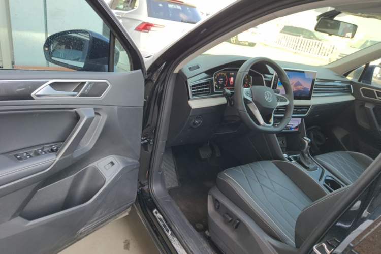 Used Volkswagen Tiguan L 2025 Model, Outstanding Version, 300TSI Automatic Two-Wheel Drive Longteng Edition Driver Seat