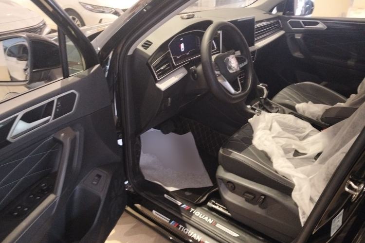Used Volkswagen Tiguan L 2025 Model, Outstanding Version, 300TSI Automatic Two-Wheel Drive Longteng Edition Driver Seat
