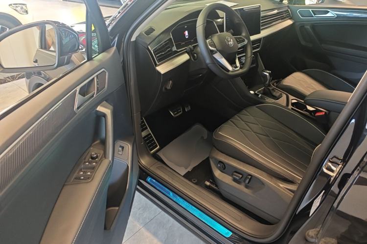 Used Volkswagen Tiguan L 2025 Model Outstanding Version 330TSI Automatic Two-Wheel Drive R-Line Longyao Edition Driver Seat