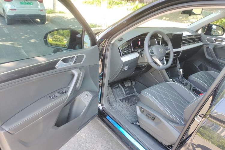Used Volkswagen Tiguan L 2025 Model, Outstanding Version, 300TSI Automatic Two-Wheel Drive Longteng Edition Driver Seat