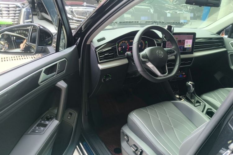 Used Volkswagen Tiguan L 2025 Model, Outstanding Version, 300TSI Automatic Two-Wheel Drive Longteng Edition Driver Seat