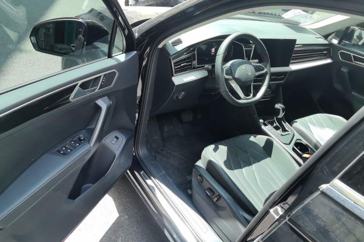 Used Volkswagen Tiguan L 2025 Model, Outstanding Version, 300TSI Automatic Two-Wheel Drive Longteng Edition Driver Seat