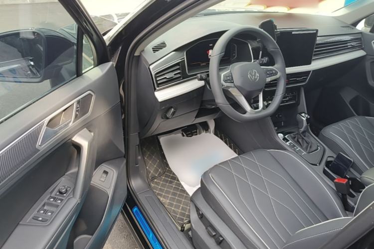 Used Volkswagen Tiguan L 2025 Model Outstanding Version 330TSI Automatic Two-Wheel Drive R-Line Longyao Edition Driver Seat