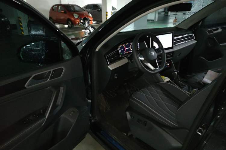 Used Volkswagen Tiguan L 2025 Model, Outstanding Version, 300TSI Automatic Two-Wheel Drive Longteng Edition Driver Seat