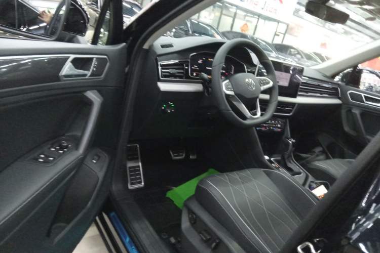 Used Volkswagen Tiguan L 2025 Model Outstanding Version 330TSI Automatic Two-Wheel Drive R-Line Longyao Edition Driver Seat