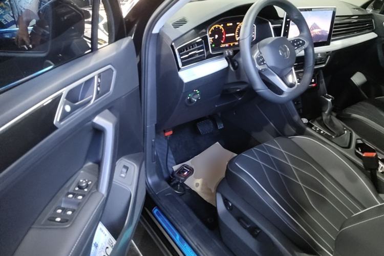 Used Volkswagen Tiguan L 2025 Model, Outstanding Version, 300TSI Automatic Two-Wheel Drive Longteng Edition Driver Seat