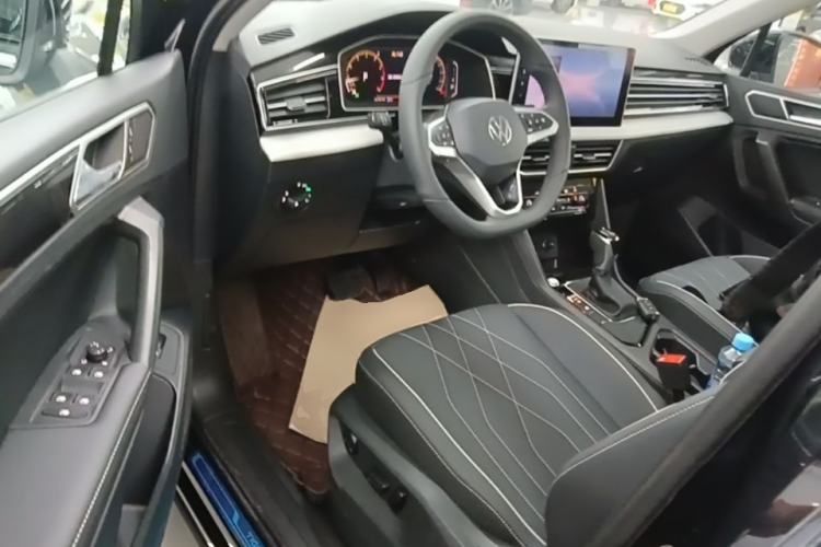 Used Volkswagen Tiguan L 2025 Model, Outstanding Version, 300TSI Automatic Two-Wheel Drive Longteng Edition Driver Seat