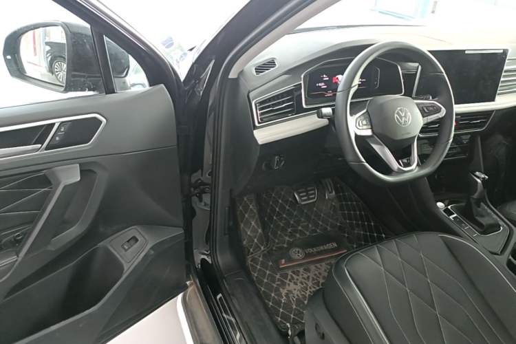 Used Volkswagen Tiguan L 2025 Model Outstanding Version 330TSI Automatic Two-Wheel Drive R-Line Longyao Edition Driver Seat
