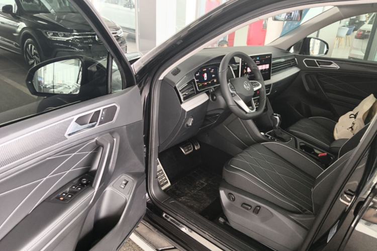 Used Volkswagen Tiguan L 2025 Model Outstanding Version 330TSI Automatic Two-Wheel Drive R-Line Longyao Edition Driver Seat