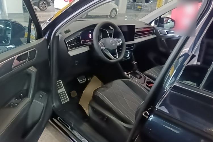 Used Volkswagen Tiguan L 2025 Model Outstanding Version 330TSI Automatic Two-Wheel Drive R-Line Longyao Edition Driver Seat