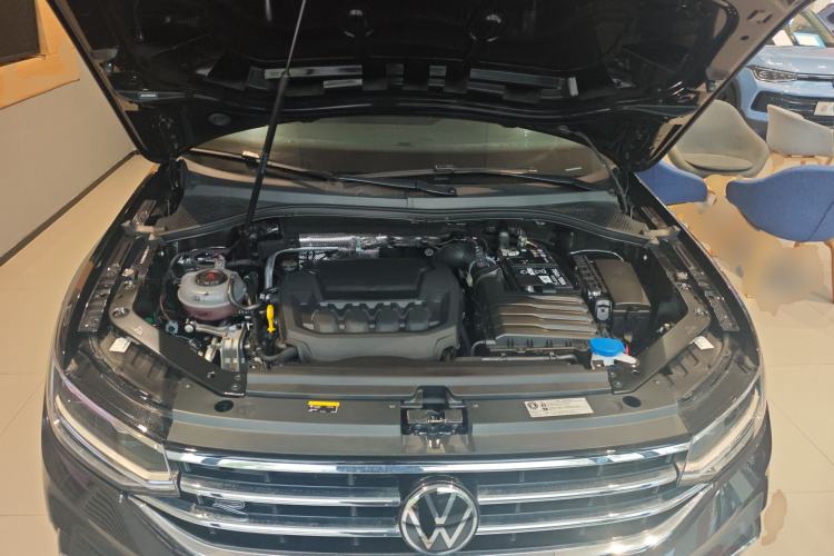 Used Volkswagen Tiguan L 2025 Model Outstanding Version 330TSI Automatic Two-Wheel Drive R-Line Longyao Edition Engine Bay