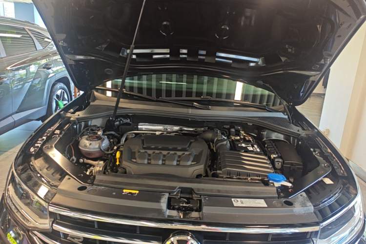 Used Volkswagen Tiguan L 2025 Model Outstanding Version 330TSI Automatic Two-Wheel Drive R-Line Longyao Edition Engine Bay