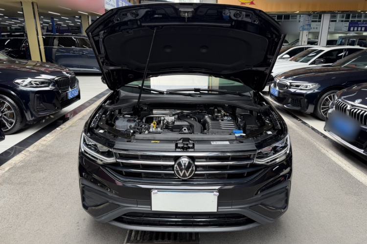 Used Volkswagen Tiguan L 2025 Model, Outstanding Version, 300TSI Automatic Two-Wheel Drive Longteng Edition Engine Bay