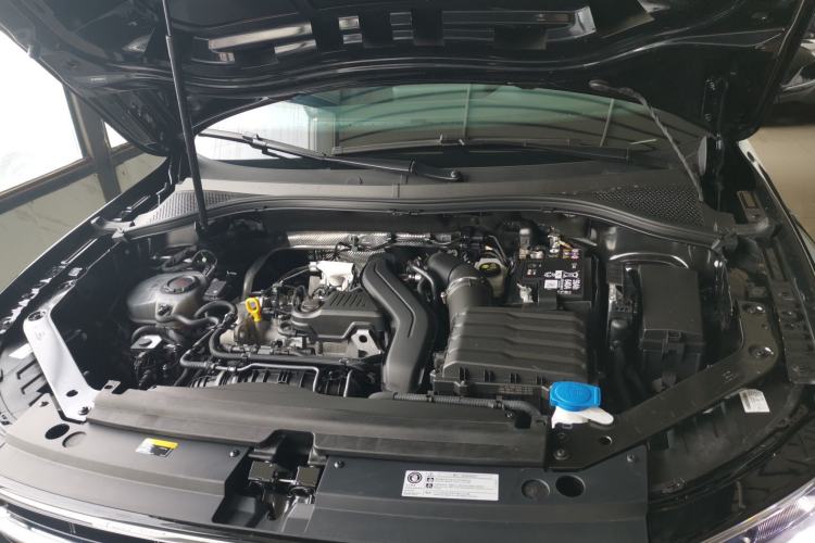 Used Volkswagen Tiguan L 2025 Model, Outstanding Version, 300TSI Automatic Two-Wheel Drive Longteng Edition Engine Bay