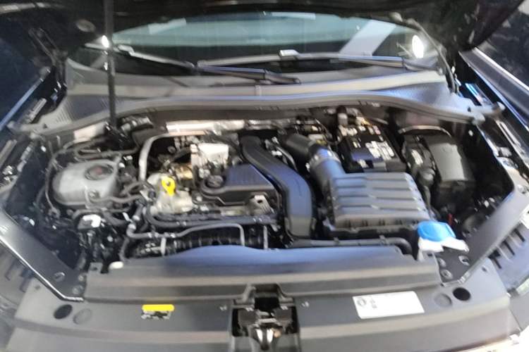 Used Volkswagen Tiguan L 2025 Model, Outstanding Version, 300TSI Automatic Two-Wheel Drive Longteng Edition Engine Bay