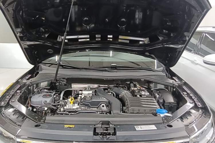 Used Volkswagen Tiguan L 2025 Model, Outstanding Version, 300TSI Automatic Two-Wheel Drive Longteng Edition Engine Bay