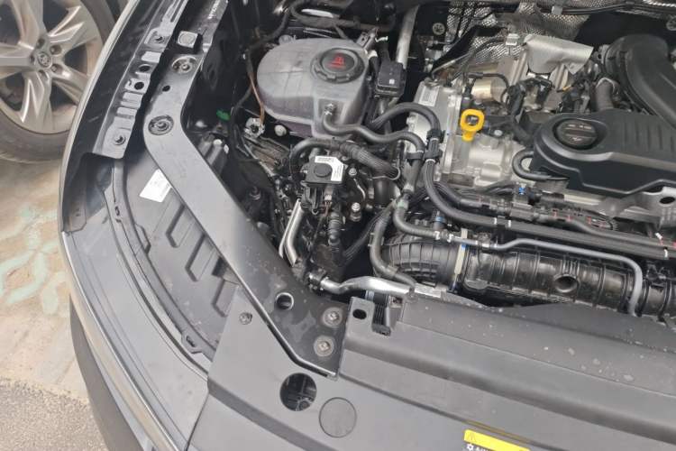Used Volkswagen Tiguan L 2025 Model, Outstanding Version, 300TSI Automatic Two-Wheel Drive Longteng Edition Engine Bay Right