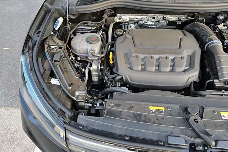 Used Volkswagen Tiguan L 2025 PRO 380TSI Two-Wheel-Drive R-Line Smart Edition Engine Bay Right