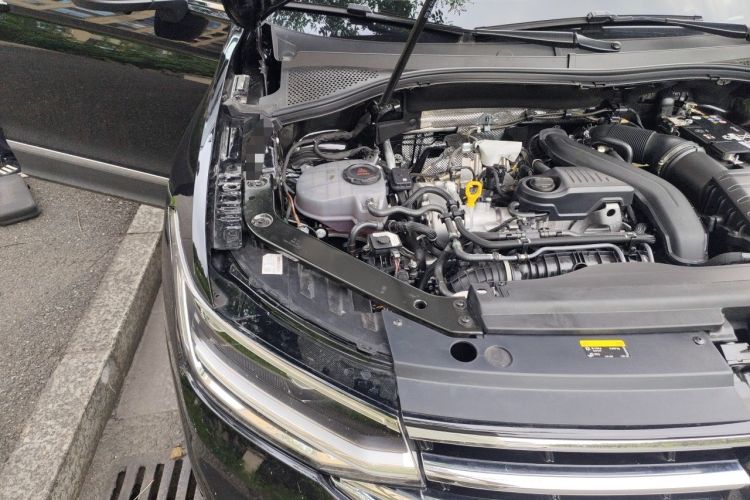 Used Volkswagen Tiguan L 2025 Model, Outstanding Version, 300TSI Automatic Two-Wheel Drive Longteng Edition Engine Bay Right