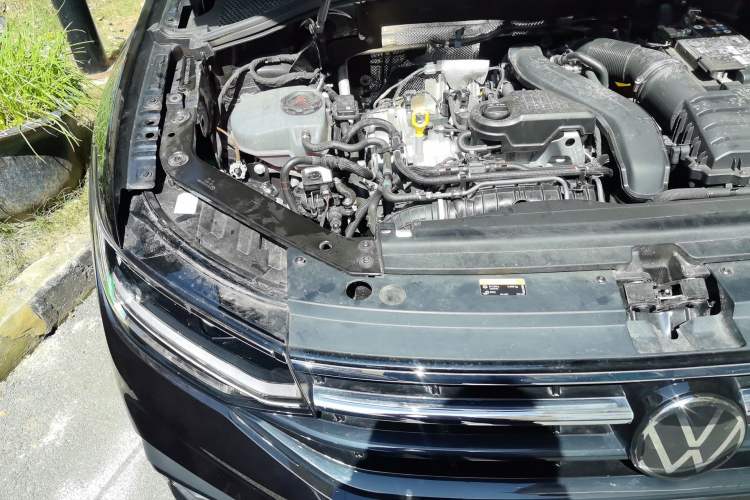 Used Volkswagen Tiguan L 2025 Model, Outstanding Version, 300TSI Automatic Two-Wheel Drive Longteng Edition Engine Bay Right