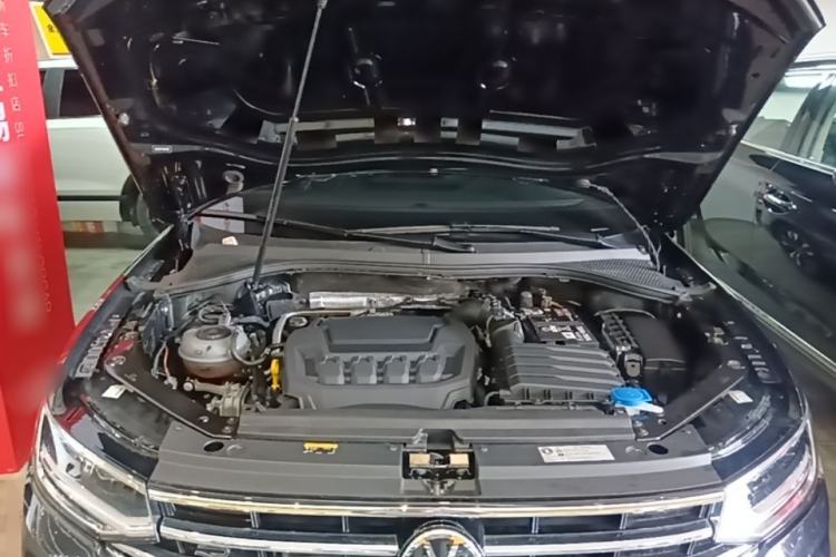 Used Volkswagen Tiguan L 2025 Model Outstanding Version 330TSI Automatic Two-Wheel Drive R-Line Longyao Edition Engine Bay