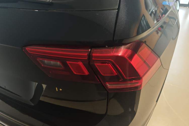 Used Volkswagen Tiguan L 2025 Model Outstanding Version 330TSI Automatic Two-Wheel Drive R-Line Longyao Edition Exterior 3