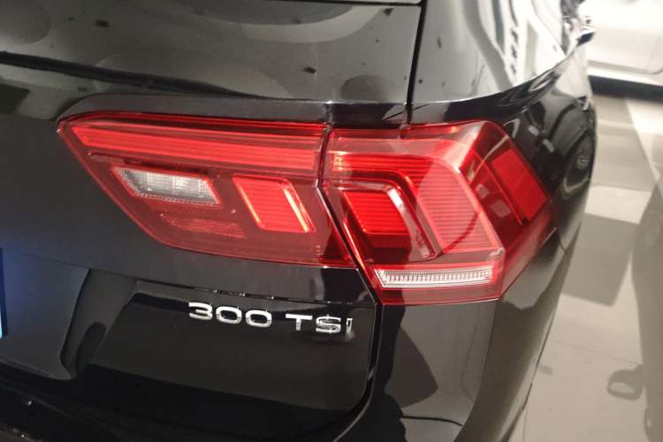 Used Volkswagen Tiguan L 2025 Model, Outstanding Version, 300TSI Automatic Two-Wheel Drive Longteng Edition Exterior 3