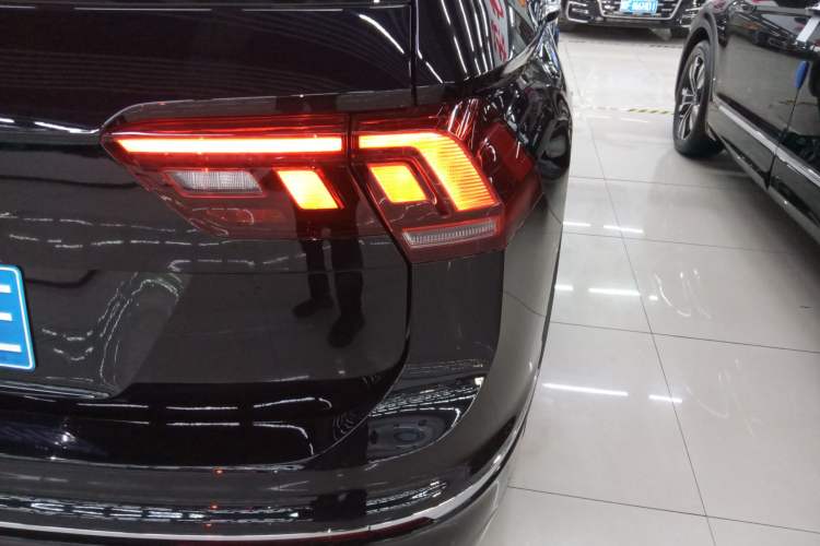 Used Volkswagen Tiguan L 2025 Model Outstanding Version 330TSI Automatic Two-Wheel Drive R-Line Longyao Edition Exterior 3