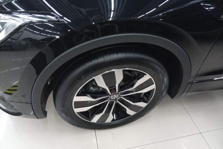 Used Volkswagen Tiguan L 2025 Model Outstanding Version 330TSI Automatic Two-Wheel Drive R-Line Longyao Edition Exterior 4