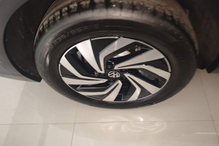 Used Volkswagen Tiguan L 2025 Model, Outstanding Version, 300TSI Automatic Two-Wheel Drive Longteng Edition Exterior 5