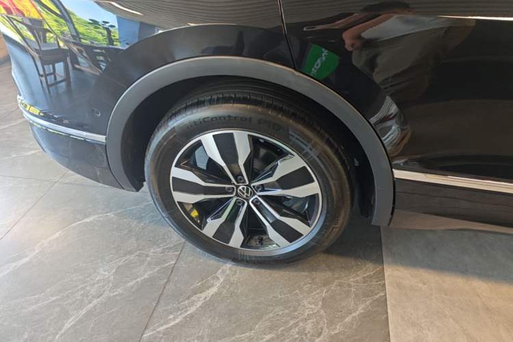 Used Volkswagen Tiguan L 2025 Model Outstanding Version 330TSI Automatic Two-Wheel Drive R-Line Longyao Edition Exterior 5