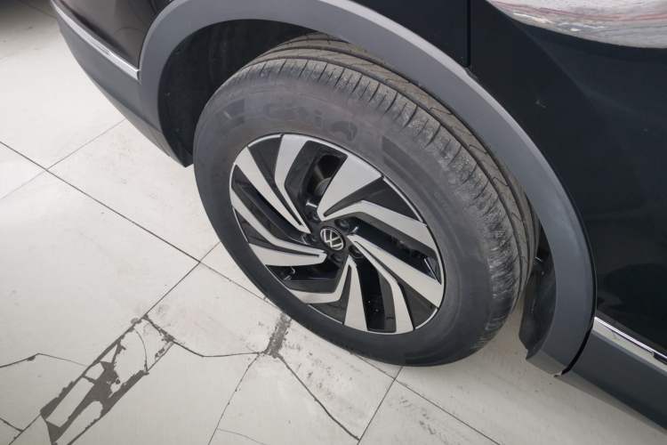 Used Volkswagen Tiguan L 2025 Model, Outstanding Version, 300TSI Automatic Two-Wheel Drive Longteng Edition Exterior 5