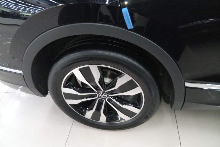 Used Volkswagen Tiguan L 2025 Model Outstanding Version 330TSI Automatic Two-Wheel Drive R-Line Longyao Edition Exterior 5