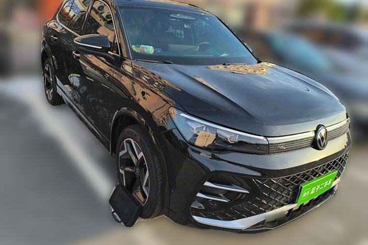 Used Volkswagen Tiguan L 2025 PRO 380TSI Two-Wheel-Drive R-Line Smart Edition Front Right 45 Deg