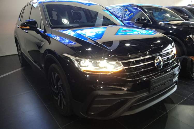 Used Volkswagen Tiguan L 2025 Model, Outstanding Version, 300TSI Automatic Two-Wheel Drive Longteng Edition Front Right 45 Deg