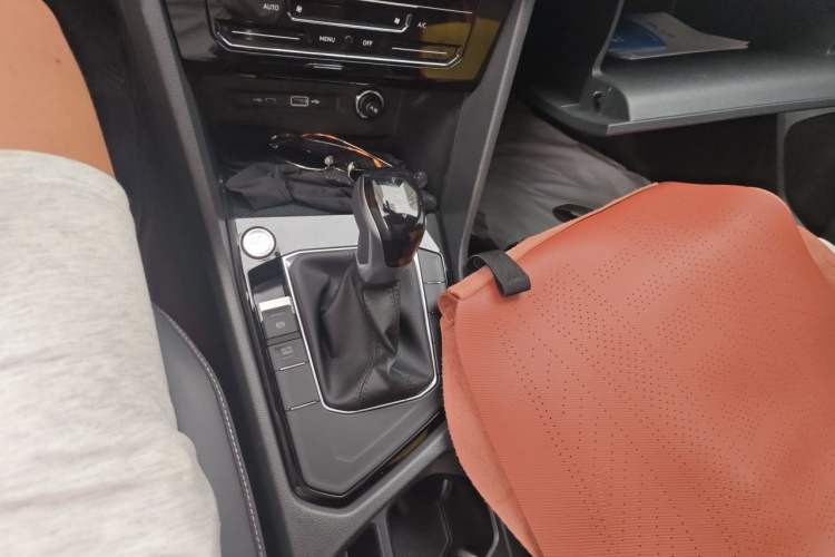 Used Volkswagen Tiguan L 2025 Model, Outstanding Version, 300TSI Automatic Two-Wheel Drive Longteng Edition Gear Lever