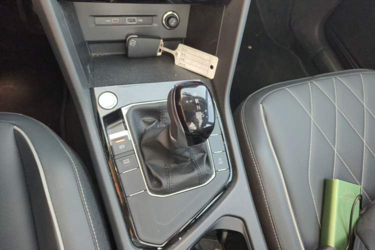 Used Volkswagen Tiguan L 2025 Model, Outstanding Version, 300TSI Automatic Two-Wheel Drive Longteng Edition Gear Lever