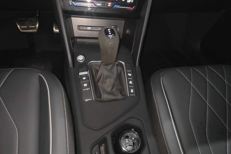 Used Volkswagen Tiguan L 2025 Model Outstanding Version 330TSI Automatic Two-Wheel Drive R-Line Longyao Edition Gear Lever