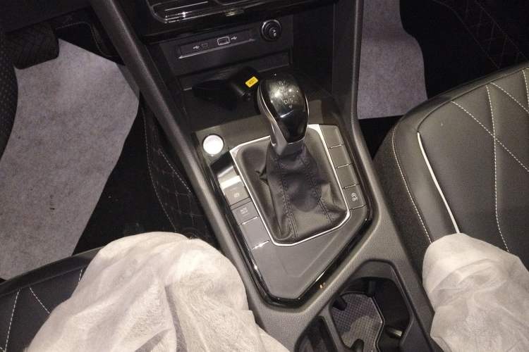 Used Volkswagen Tiguan L 2025 Model, Outstanding Version, 300TSI Automatic Two-Wheel Drive Longteng Edition Gear Lever