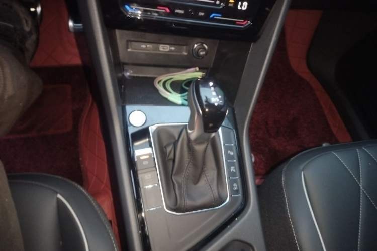 Used Volkswagen Tiguan L 2025 Model Outstanding Version 330TSI Automatic Two-Wheel Drive R-Line Longyao Edition Gear Lever