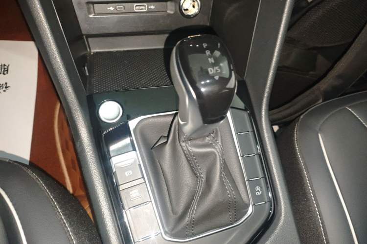 Used Volkswagen Tiguan L 2025 Model, Outstanding Version, 300TSI Automatic Two-Wheel Drive Longteng Edition Gear Lever