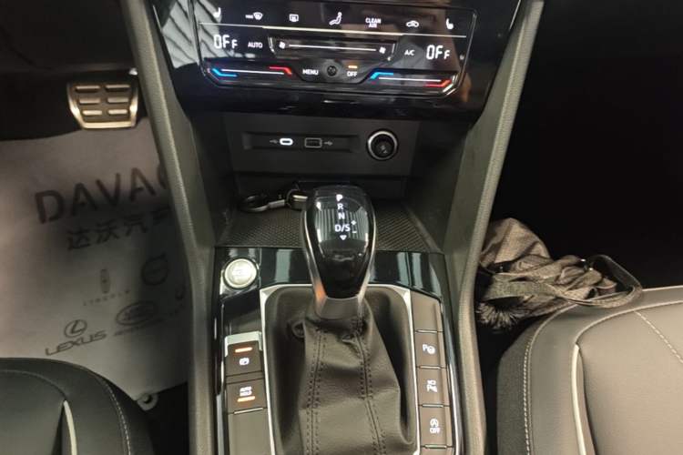 Used Volkswagen Tiguan L 2025 Model Outstanding Version 330TSI Automatic Two-Wheel Drive R-Line Longyao Edition Gear Lever