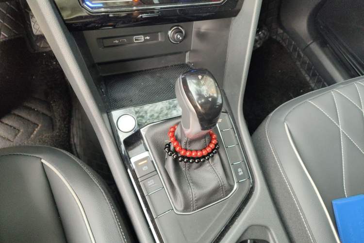Used Volkswagen Tiguan L 2025 Model, Outstanding Version, 300TSI Automatic Two-Wheel Drive Longteng Edition Gear Lever