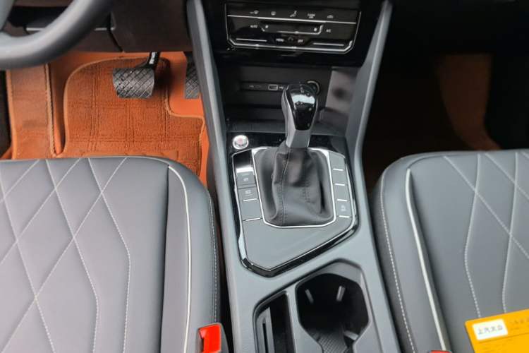 Used Volkswagen Tiguan L 2025 Model, Outstanding Version, 300TSI Automatic Two-Wheel Drive Longteng Edition Gear Lever